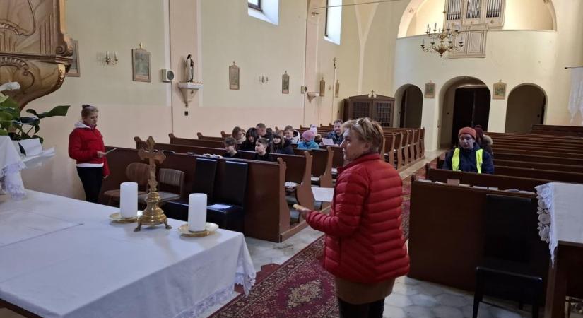 Gereblyét és lapátot is ragadott a tömeg a szálkai templomnál