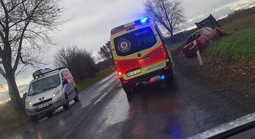 Árokba hajtott egy autó a 87-esen, Kőszegnél - A vezető kitudott szállni az autóból - fotó