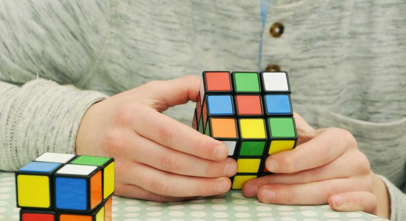 New York-i kiállítással tisztelegnek a félévszázados Rubik-kocka előtt