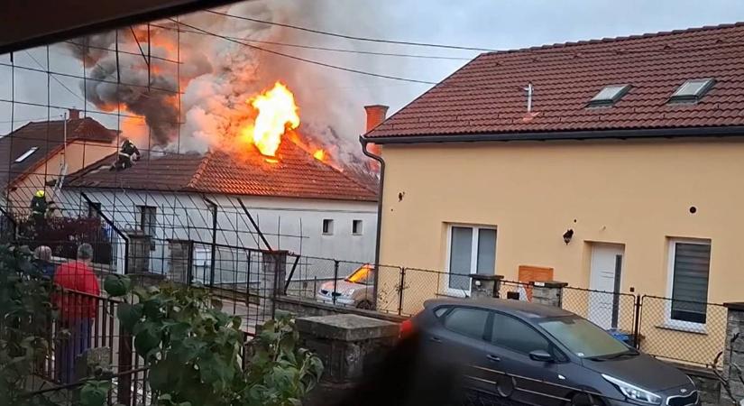 Egyetlen rossz mozdulat, és nem maradt tető a pécsi férfi feje felett