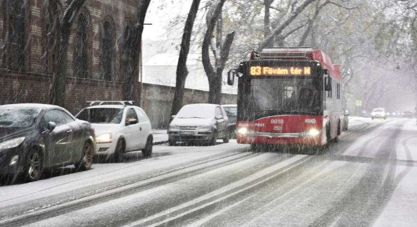 Akár 10 centi hó is hullhat pénteken ezeken a területeken