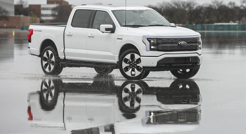 A Ford felfüggeszti az F-150 Lightning elektromos pickup gyártását