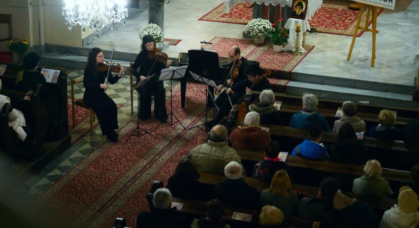 Vonós és cimbalomkoncert a rimaszombati katolikus templomban