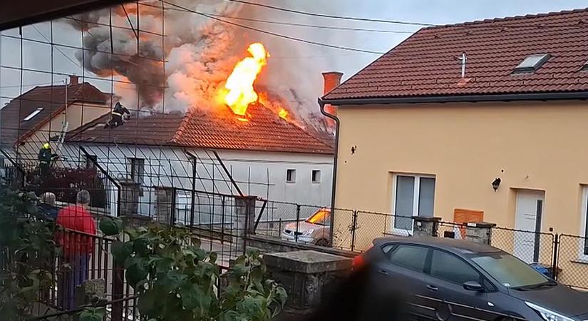 Felkapcsolta a villanyt, kigyulladt a háza