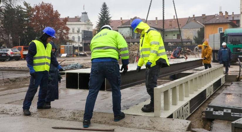 Még a befedett Szinvára is hidat építettek - képek, videó