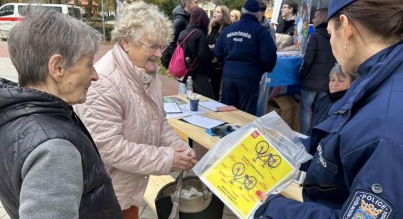 Regisztrálhatták a kerékpárjaikat az érdeklődők Csornán