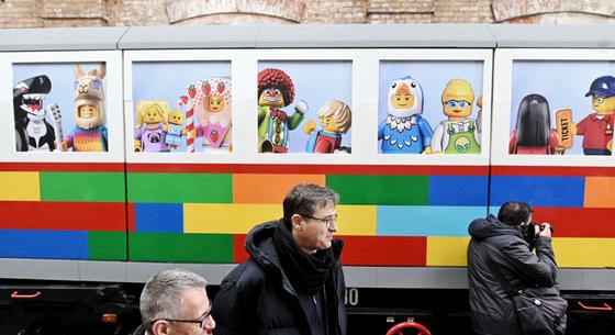 Megnéztük a budapesti Lego-villamost, amit most egy hónapig mindenki kicsit a saját kedve szerint építhet