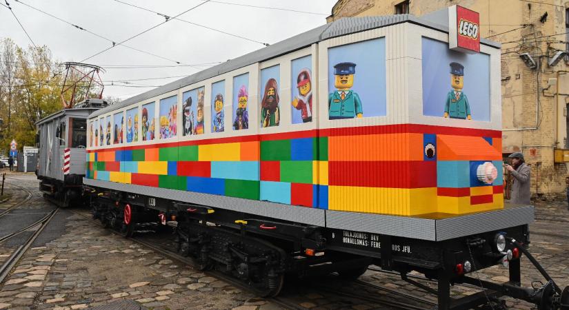 Életnagyságú LEGO-villamost mutattak be Budapesten