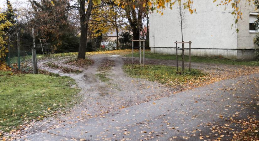 További zöldterületeket zárnak le a Jókai utcában