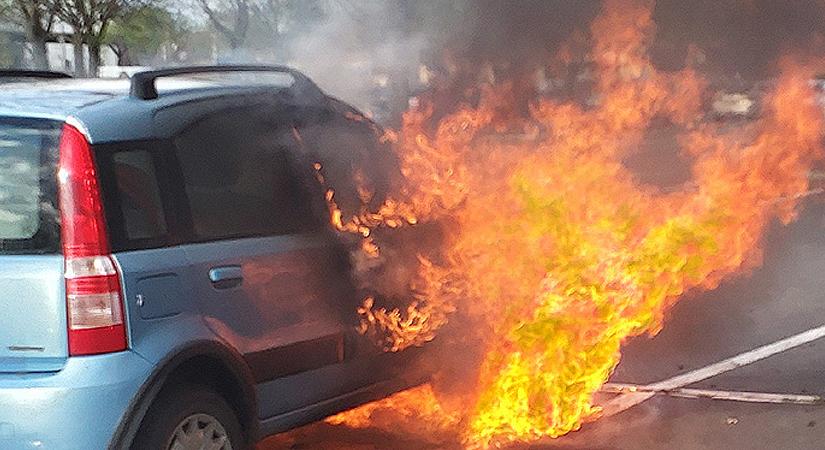 Kigyulladt egy autó motortere egy debreceni bevásárlóközpont parkolójában