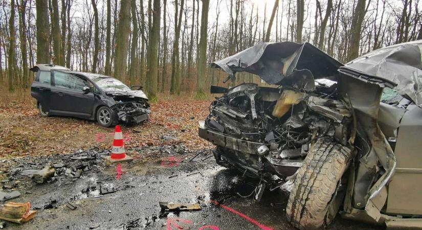 Négyen megsérültek Szombathely közelében - Chrysler sodródott Ford elé