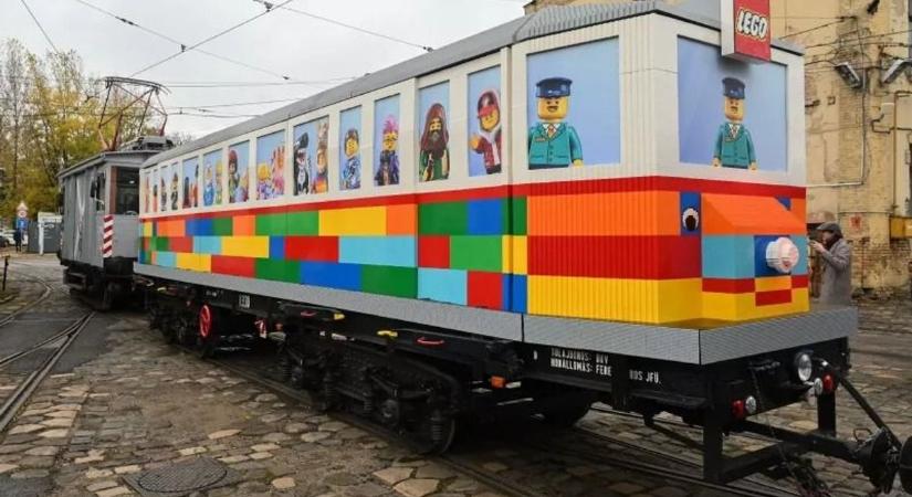 Óriási: LEGO villamos érkezett a Deák térre