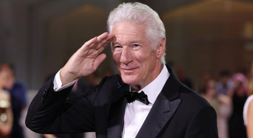 Richard Gere élő adásban mutatott be egy riporternek