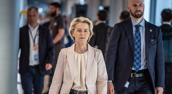 Vészhelyzetbe került Ursula von der Leyen, jól jött orvosi végzettsége