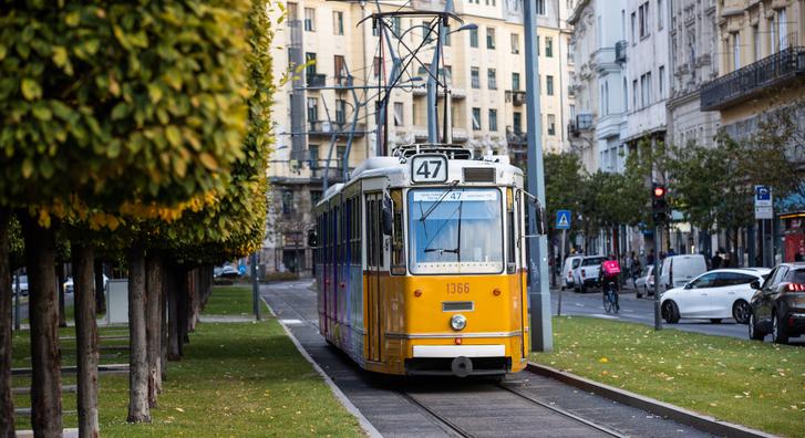 Életnagyságú LEGO-villamos hasít Budapest utcáin