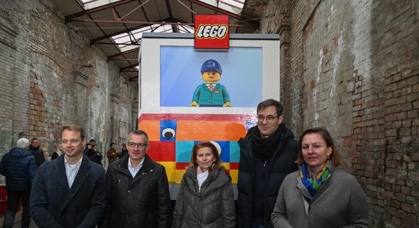 Életnagyságú LEGO-villamost mutattak be Budapesten - fotók