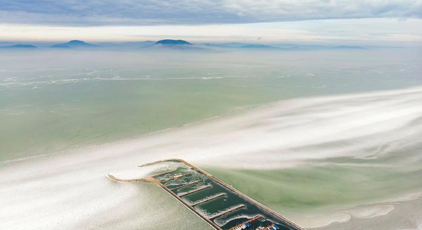 Csonttá fagyott a Balaton a nagy havazás idején, az űrből készült felvétel