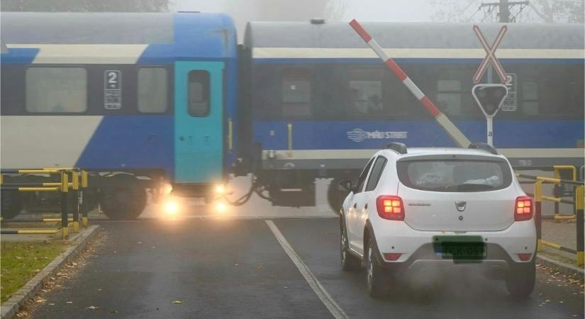 Döbbenten figyeltek az autósok, nyitott sorompónál haladt át a vonat egy vasúti átjáróban a Balatonnál