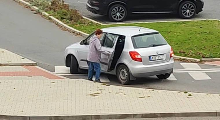 Két idős autós és öt perc tömény küszködés, ami inkább szomorú mint vicces