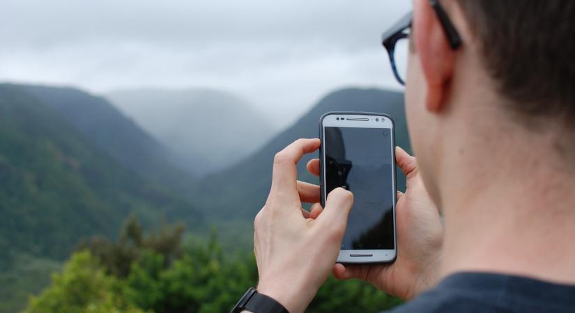 Utazás közben is fontos a telefonok védelme