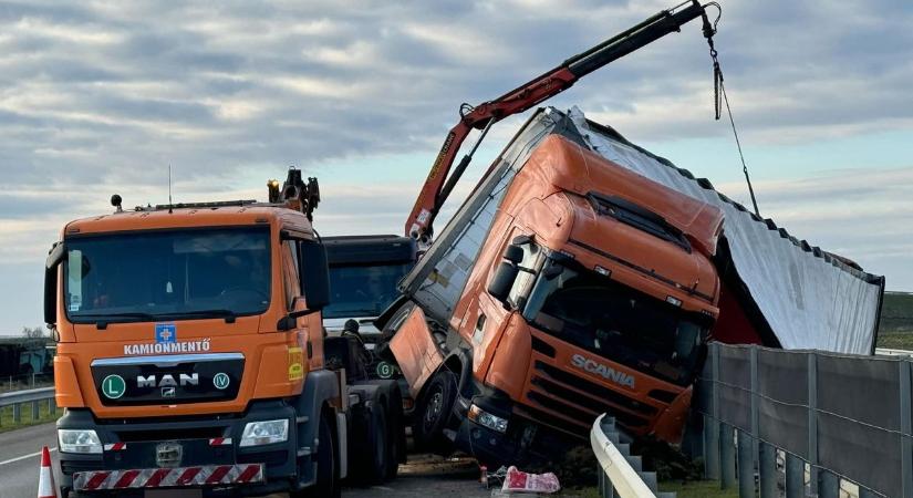 Végigfeküdt a kamion az M35-ös szalagkorlátján – újabb fotók a baleset helyszínéről