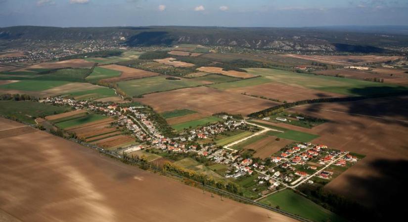 Nincs pénz zajvédő falra, a gyerekzsivaj miatt bezárták a sörédi játszóteret