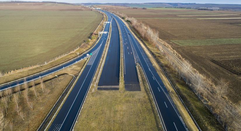 Hat ember megsérült, 15 autó pedig összetört csütörtök reggel az M6-os autópályán