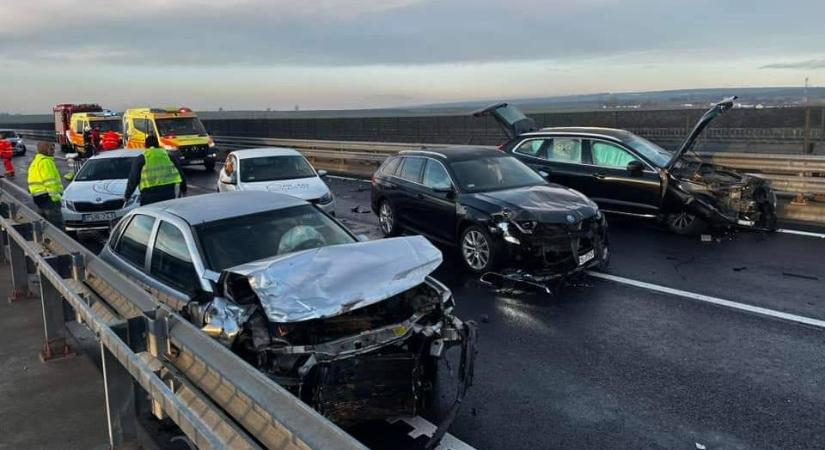 Tömegbalesetek történtek az M6-os autópályán, összesen 13 autó érintett