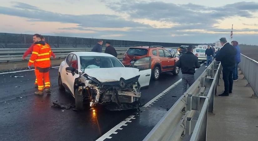 Szörnyű tömegkarambol: 15 autó ütközött, több sérült van, mentőhelikopter is érkezett