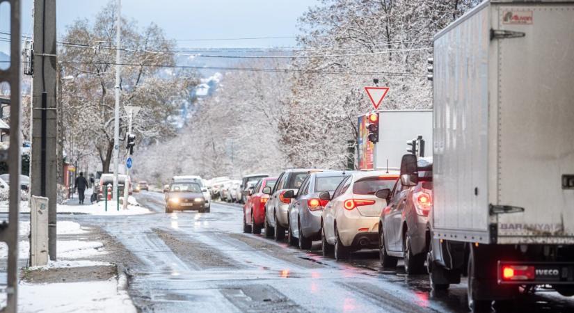 Pénteken érkezik a szezon első havazása, a Magyar Közút is készül rá