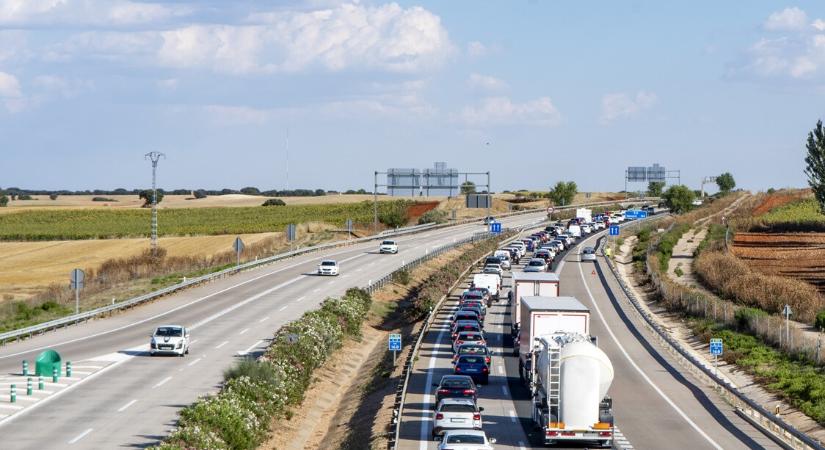 Gerincsérültje is van az M6-oson történt tömegkarambolnak