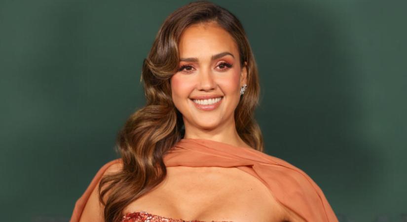 Nem hiszünk a szemünknek: Jessica Alba és lányai akár hármas ikrek is lehetnének