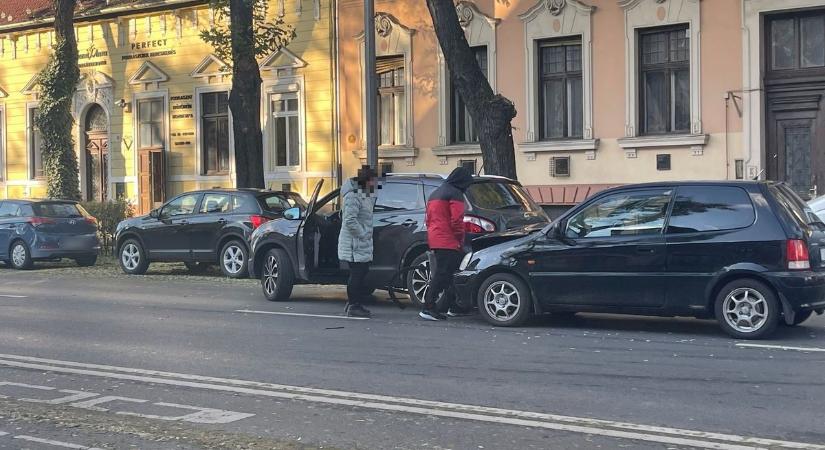 Összeütközött két autó Debrecen egyik forgalmas utcájában