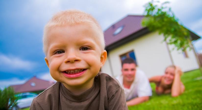 Vigyázzunk rájuk! Milyen biztosításokat érdemes gyermekre kötni?