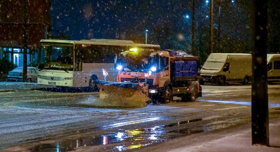 Több mint félszáz géppel készül a főváros a várható havazásra