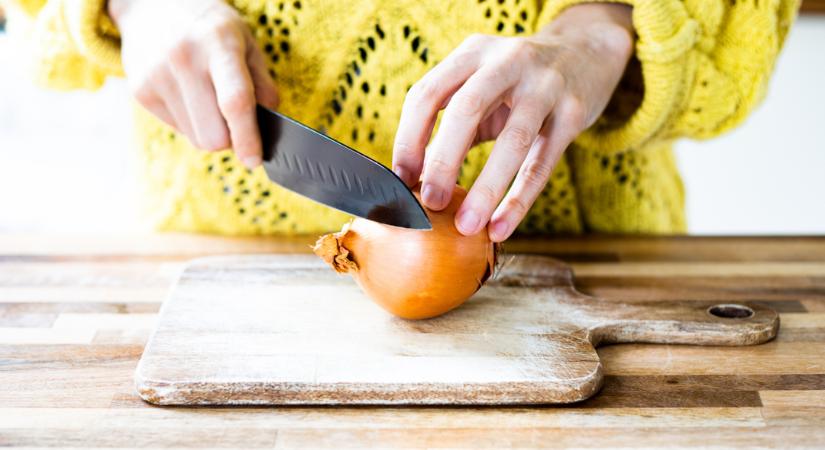 Patakokban folynak a könnyeid hagymapucolásnál? – ezek a legjobb tippek ellene