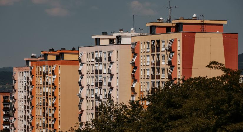 Mi folyik itt? Tömegesen vásárolják fel a magyar lakásokat, házakat a külföldiek