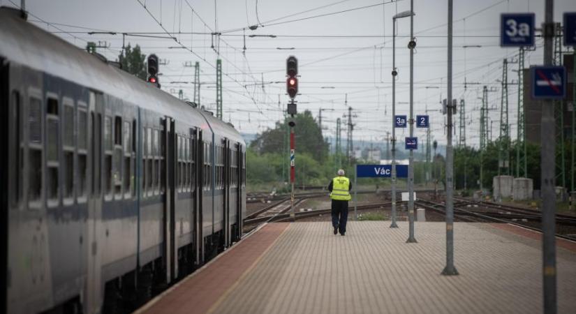 Motorkocsi tolatott be a Varsóba tartó vonat elé a váci állomáson, mindössze 100 méterre állt meg előtte