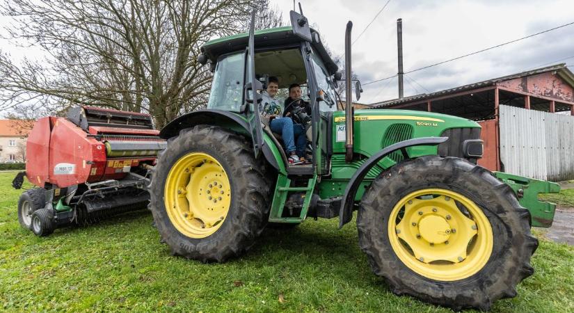 Traktor és sütemény a nyílt napon  galéria