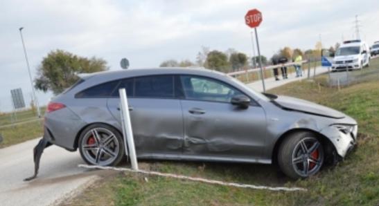 A biztonsági szakértőnek is érthetetlen a Mercedes gyárban történt baleset - komoly kártérítést fizethet a gyárlátogatáson csodakocsit elkötő diák