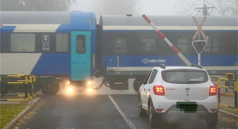 Megvalósult minden autós rémálma: felnyílt a sorompó és átszáguldott a vonat a Balatonnál