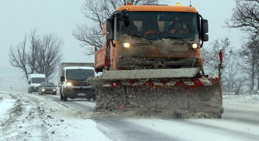 Hóhelyzet: keresztbe fordult kamionok és buszok, elakadt hókotrók az utakon