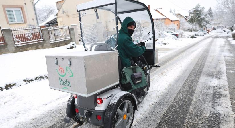 Káoszt hozott a havazás az utakon és a vasútvonalakon