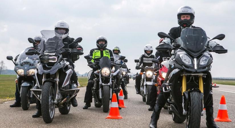 Szigorúbb szabályok - Nem csak a bukósisak lehet kötelező a motorosoknak