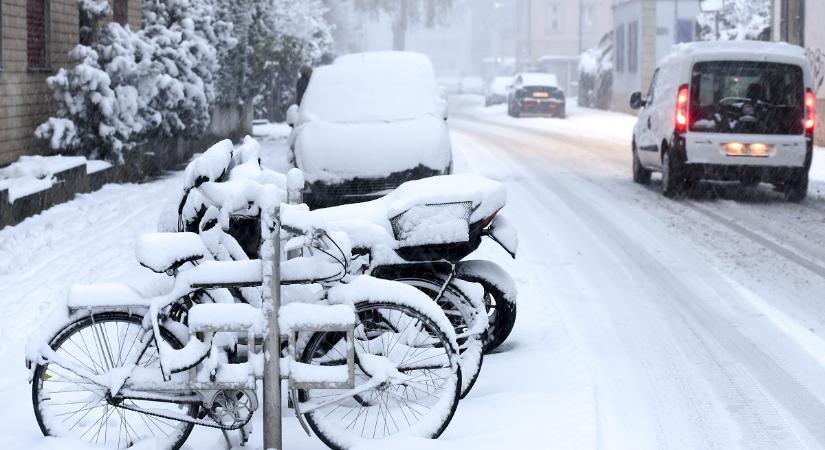 Szokás szerint sokkolta a közlekedést a régen látott hóesés