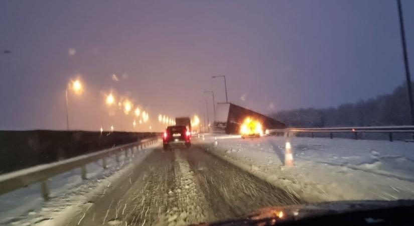 Leesett az első hó, kamion az árokban