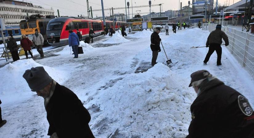 Hó alatta a térség: balesetek az utakon, nem járnak a vonatok Cegléd és Szolnok között