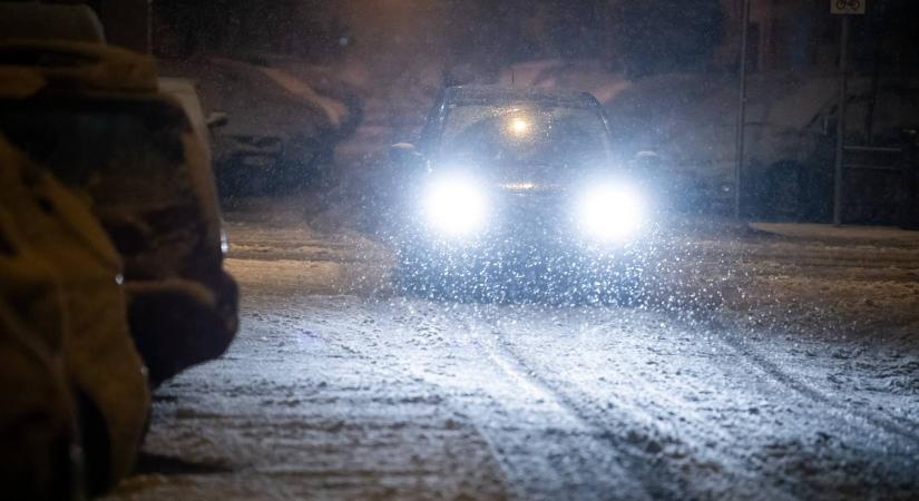 Elakadt vonatok és árokba csúszott buszok, kamionok, hókotrók - a fél ország elesett a havazástól