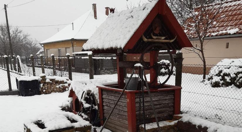 Látványnak gyönyörű, de a közlekedésben okoz gondokat az első hó – videóval