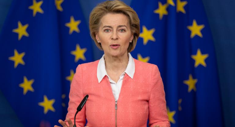 Rosszul lett egy utas a repülőn, Ursula von der Leyen sietett a segítségére